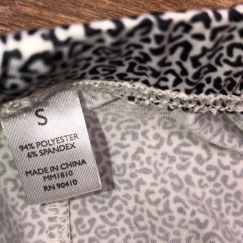 Small cozy leopard print silky night lounge shorts - Picture 3 of 6